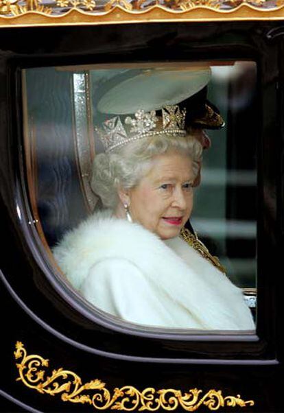 La Reina Isabel II, dirigiéndose ayer al Parlamento británico.