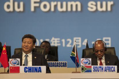 El presidente chino Xi Jinping y su homólogo sudafricano, Jacob Zuma, durente el Foro de Cooperación China-África, celebrado en Johannesburgo el 4 de diciembre de 2015.