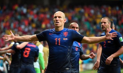 Delantero Arjen Robben de los Países Bajos celebra tras marcar un gol durante el partido del grupo B entre España y Holanda