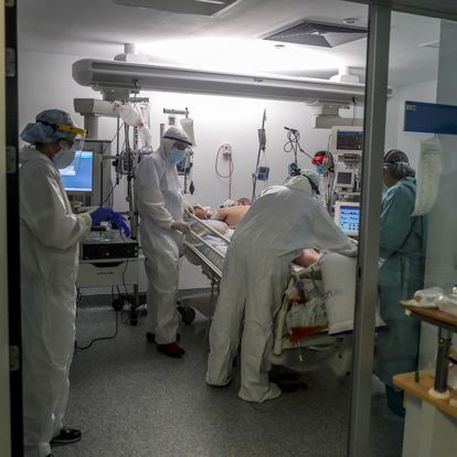 Personal sanitario en una UCI en el Hospital Puerta de Hierro, el 9 de abril.