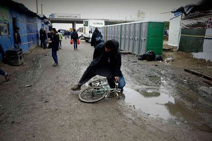 Un inmigrante pierde el control de su bicicleta en el barro mientras transportaba una bombona de butano.