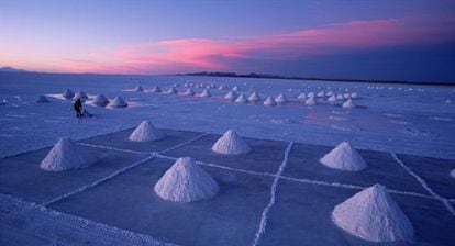 Monta&ntilde;as de sal en Uyuni, donde est&aacute; la mayor reserva de litio del mundo.