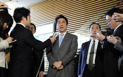 El primer ministro japonés, Shinzo Abe (en el centro), tras la reunión del Gobierno este miércoles.