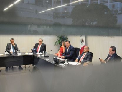 Miguel Ángel Osorio Chong durante una reunión con los senadores priístas, este miércoles en Ciudad de México.