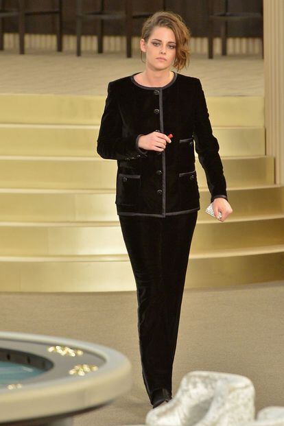 Kristen Stewart, otra de las encargadas de abrir el desfile de Chanel.
