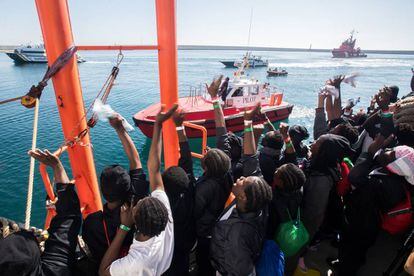Los migrantes del 'Aquarius' muestran su alegría tras llegar al puerto de Valencia.