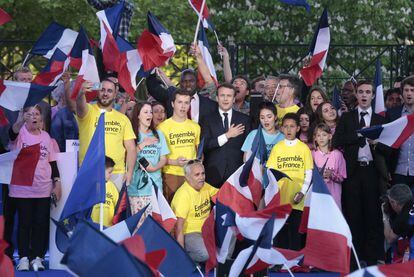 El presidente del movimiento En Marche! y candidato a la presidencia francesa, Emmanuel Macron, canta el himno nacional francés junto a sus seguidores en un mitin en Albi (Francia).