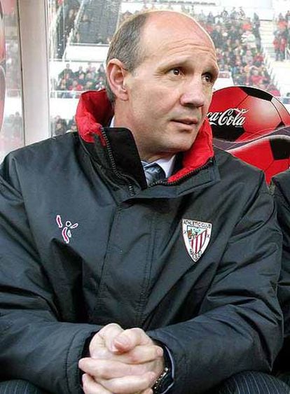 José María Núñez, en el banquillo del Athletic.