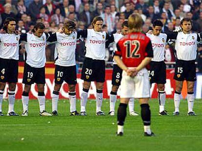 Los jugadores guardan un minuto de silencio por las víctimas del 11-M.