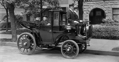 Un Kriéger Landaulette, de factura francesa, sirve de transporte a un senador estadounidense, en 1906.
