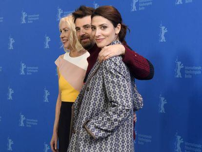 Susi S&aacute;nchez (izquierda), Ram&oacute;n Salazar y B&aacute;rbara Lennie, en la presentaci&oacute;n de &#039;La enfermedad del domingo&#039;.