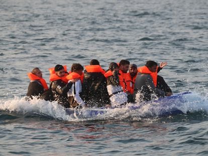 Un grupo de inmigrantes irregulares, en agosto de 2020, camino de la costa de Dover (el Reino Unido).