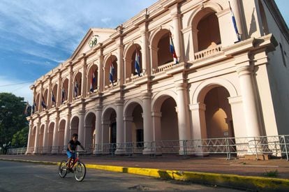 Un niño pasa en bicicleta por delante del edifio del Cabildo, ahora Museo del Congreso Nacional, en Asuncion, Paraguay.