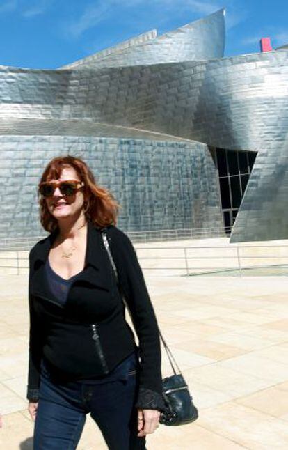La actriz Susan Sarandon en el Museo Guggenheim de Bilbao, tras visitar la pinacoteca y antes de partir hacia San Sebasti&aacute;n.