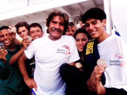 Miguel de la Quadra-Salcedo, con jóvenes expedicionarios en Colombia en 1992.