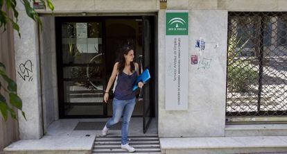 Una mujer sale de una oficina del Servicio Andaluz de Empleo, en M&aacute;laga.