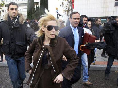 Marta Dom&iacute;guez, a la salida de los juzgados de Madrid en diciembre de 2010.