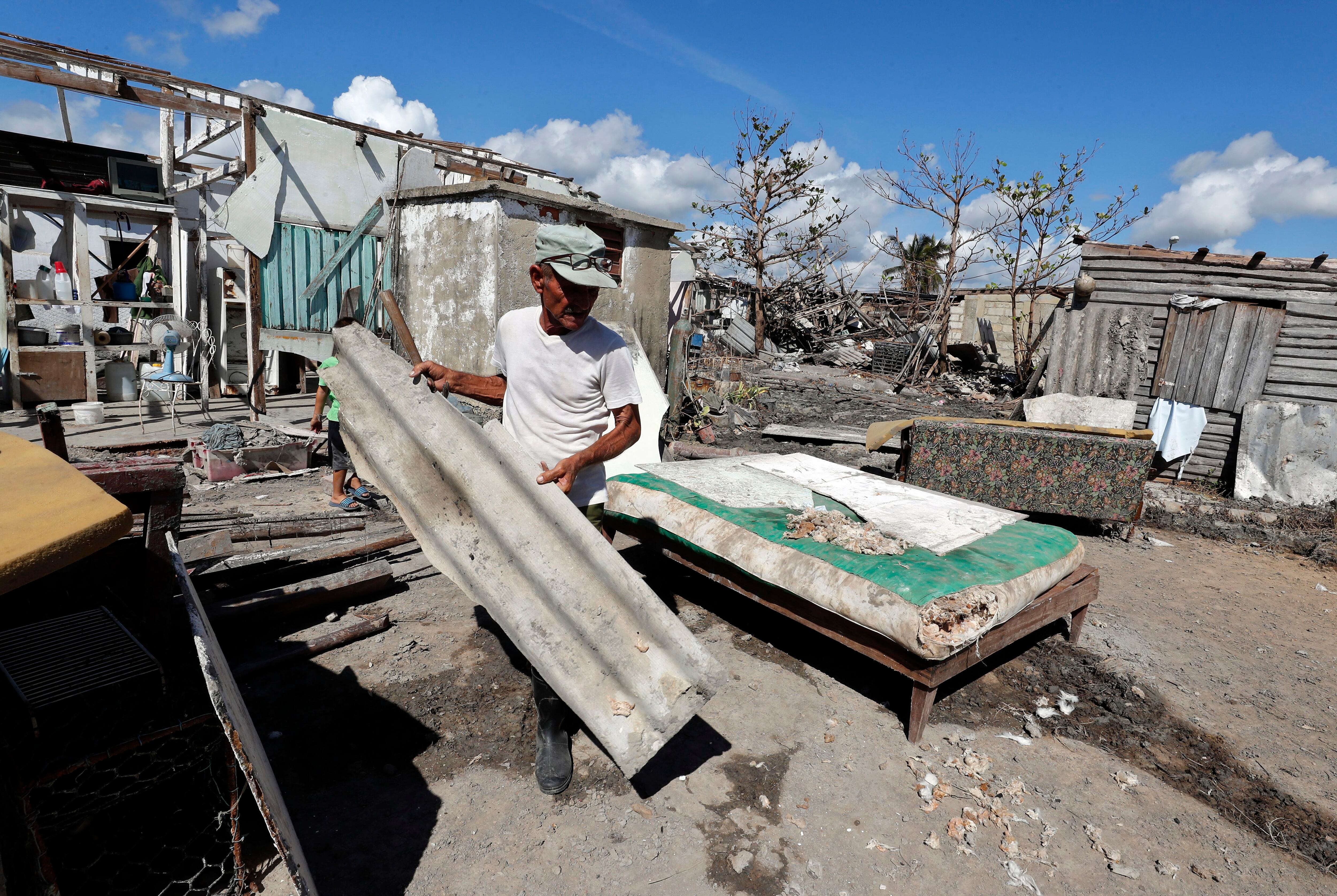 Un hombre reconstruye su casa destruida por el paso del huracán 'Ian', en la provincia de Pinar del Río (Cuba), el 15 de octubre de 2022.