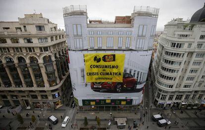 Cartel de Greenpeace en la Gran Vía.