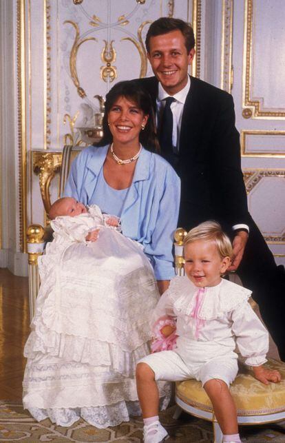 Carlota Casiraghi el día de su bautizo con sus padres, la princesa Carolina de Mónaco y Stefano Casiraghi. Era el 21 de septiembre de 1986.