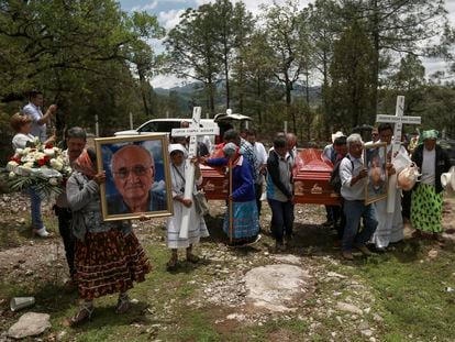 El pasado 26 de junio, habitantes de Cerocahui (Estado de Chihuahua) cargan los féretros y retratos de los curas jesuitas que fueron asesinados.