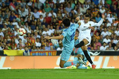 Rodrigo marca el gol del empate del Valencia ante el Atlético, el lunes en Mestalla.