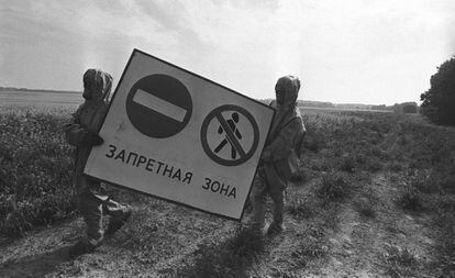 Instalación de una señal de prohibición del paso en los alrededores de Chernóbil (1990).