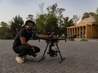 El fotógrafo Santiago Arau posa junto a su dron en el Cárcamo de Dolores, en Ciudad de México.