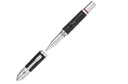 Homenaje a Walt Disney. La pluma de la colección Grandes personalidades que la firma Montblanc dedica al creador de Mickey Mouse es todo un tributo a su figura. Desde sus colores, que son una referencia al póster original de 'Steamboat Willy', la primera aparición del famoso ratón, pasando por el capuchón y el depósito de resina negra mate, que cuentan con diversos dibujos de Mickey ocultos y la firma de Disney, hasta las coordenadas grabadas en la contera, ubicación del garaje donde el genio empezó. Precio: 785 euros.