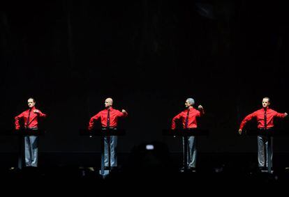Kraftwerk interpreta el tema Roboter, en un concierto en Berl&amp;iacute;n en enero de 2015.