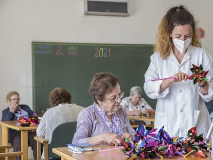 La terapeuta Alicia Costa trabaja la motricidad fina con Paquita Esquerdo en el centro de día de la Asociación de Familiares de Enfermos de Alzhéimer de Teulada-Moraira. 