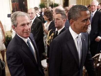 Bush y Obama, en la Casa Blanca, en la ceremonia de presentaci&oacute;n del retrato del expresidente. 
