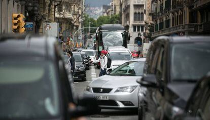 Peatones y veh&iacute;culos circulan por la Via Laietana de Barcelona