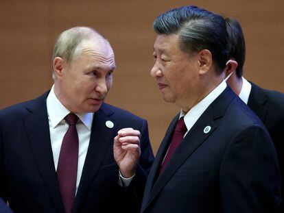 El presidente de Rusia, Vladímir Putin, se dirige al presidente de China, Xi Jinping, en el marco de la Cumbre de la Organización para la Cooperación de Shanghái, este viernes en Samarcanda (Uzbekistán).