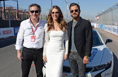 Alejandro Agag con los actores Justin Theroux y Elizabeth Hurley en el circuito de Marrakesh.