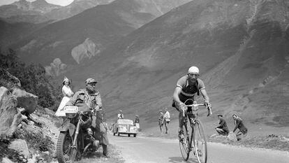 Escalando los Pirineos durante el Tour de 1950.