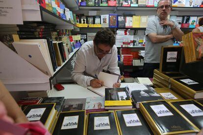 Luis García Montero firmando libros en una caseta de la feria.