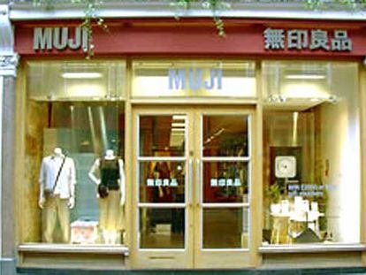 Imágenes interior y exterior de dos tiendas de la cadena japonesa Muji en Londres.