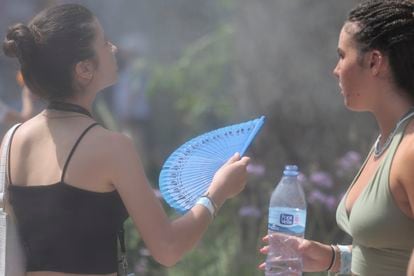 Some young women cool off next to a fountain of nebulised water in Valencia this Monday. 