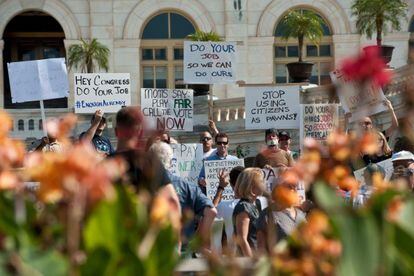 Trabajadores federales protestan en contra del cierre de la Administraci&oacute;n en las inmediaciones del Capitolio. 