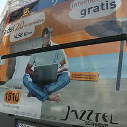 Anuncio de Jazztel en un autobús.
