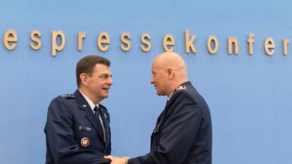 El teniente general del Ejército alemán Ingo Gerhartz (derecha) saludaba este miércoles en Berlín al director de la Guardia Nacional Aérea estadounidense, Michael A. Loh, durante la presentación de los ejercicios de la OTAN Air Defender.