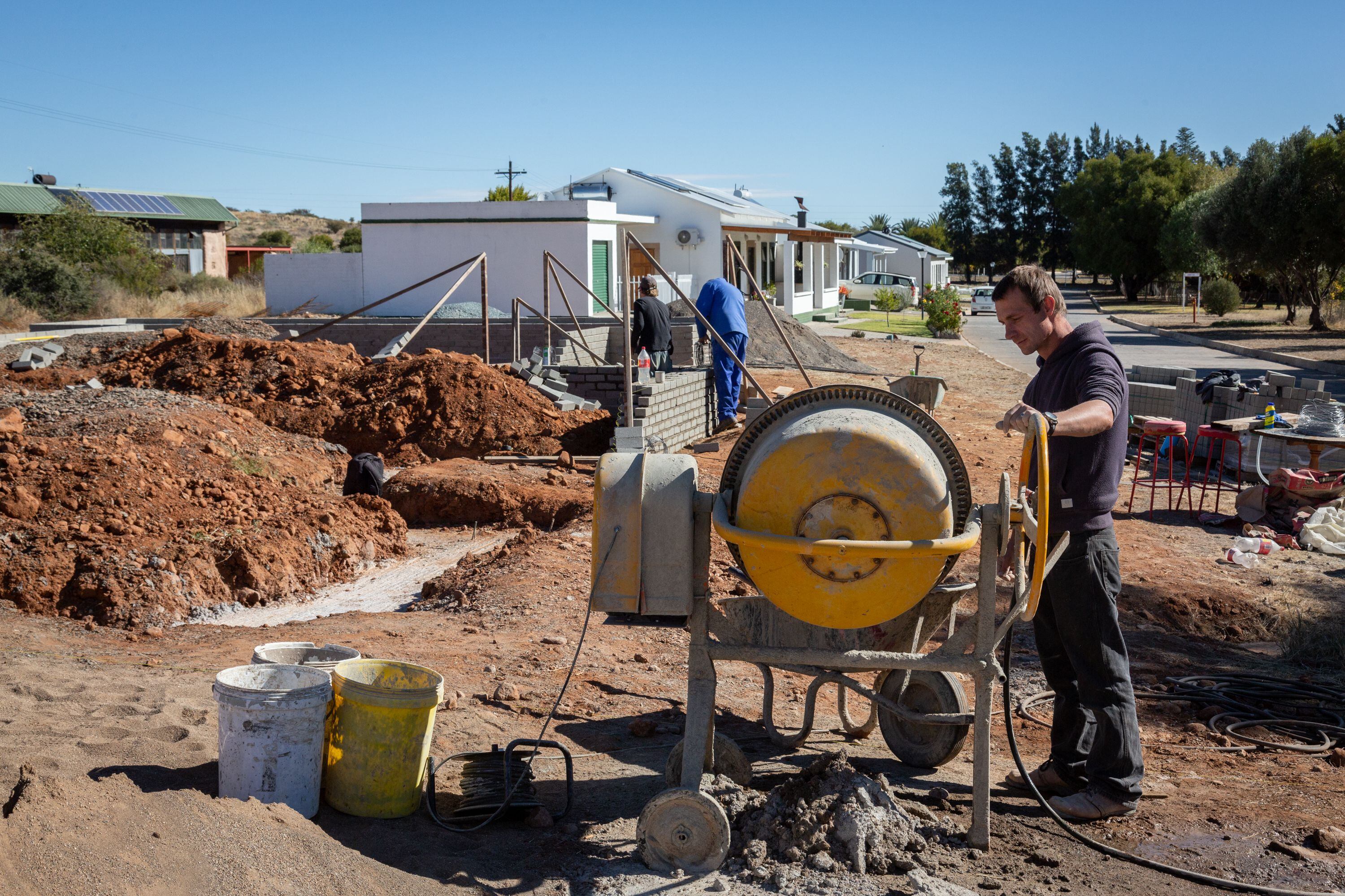 Trabajadores de la construcción edifican una nueva casa en Orania el pasado 31 de mayo.