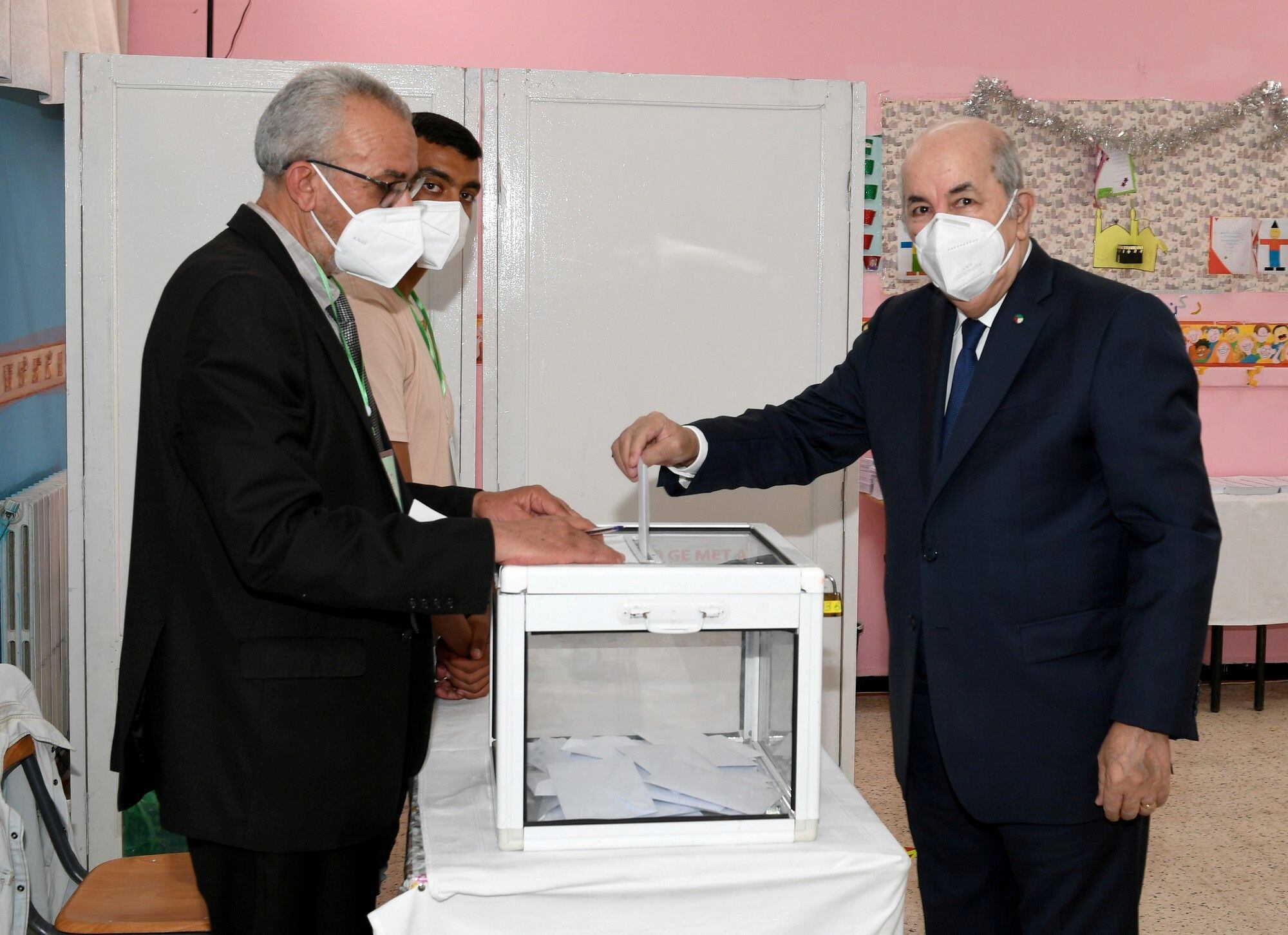 El presidente Tebún depositaba este sábado su voto en un colegio de Bouchaoui, al este de Argel.