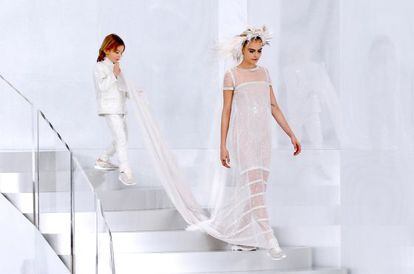 La modelo Cara Delevigne cierra el desfile de Chanel con un traje de novia y zapatillas de correr