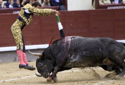 El diestro Antonio Ferrera en su primer toro durante el vigésimo primer festejo de la Feria de San Isidro.