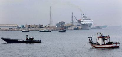 El &#039;Divina Providencia&#039;, junto a una lancha de la Guardia Civil frente a tres embarcaciones de la Royal Gibraltar Police durante un pasado incidente.