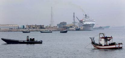El 'Divina Providencia', junto a una lancha de la Guardia Civil frente a tres embarcaciones de la Royal Gibraltar Police durante un pasado incidente.