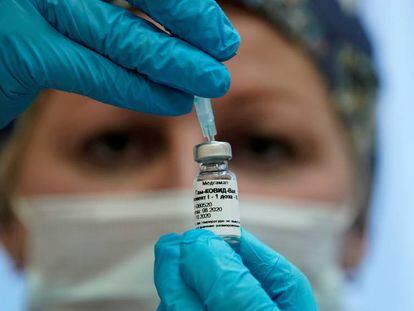 Una enfermera prepara una dosis de la vacuna Sputnik V para un ensayo clínico en Moscú.