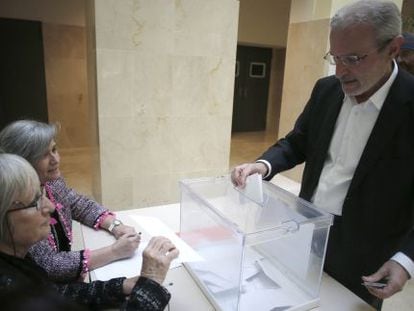El rector reelegido de la Universitat de València, Esteban Morcillo, deposita su voto en la Facultad de Medicina.